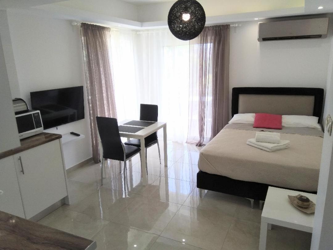 Athena Apartment Artemida  Exterior foto